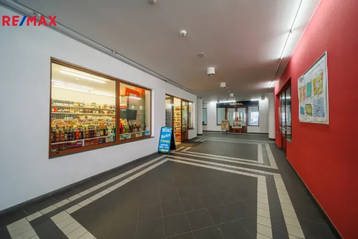 Prodej obchodního prostoru, Karlovy Vary, Divadelní náměstí, 52 m2