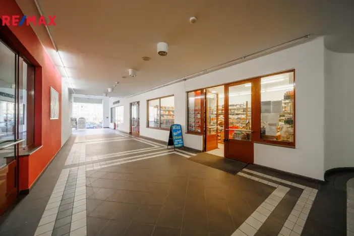 Prodej obchodního prostoru, Karlovy Vary, Divadelní náměstí, 52 m2