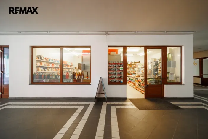 Prodej obchodního prostoru, Karlovy Vary, Divadelní náměstí, 52 m2