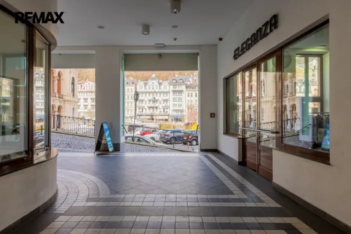 Prodej obchodního prostoru, Karlovy Vary, Divadelní náměstí, 52 m2