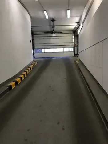 Pronájem garážového stání, Praha - Holešovice, Tusarova, 12 m2