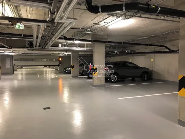 Pronájem garážového stání, Praha - Střížkov, Střížkovská, 17 m2