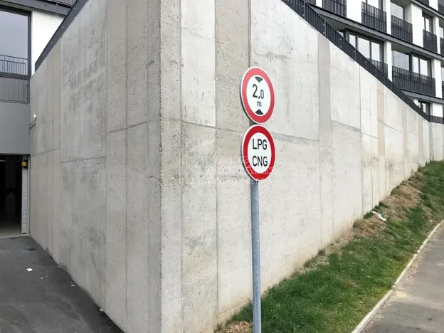 Pronájem garážového stání, Praha - Střížkov, Střížkovská, 17 m2