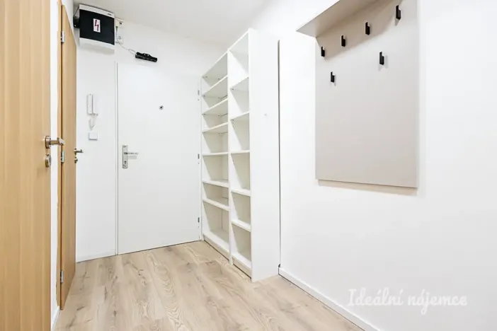 Pronájem bytu 2+kk, Praha, Zelenohorská, 43 m2