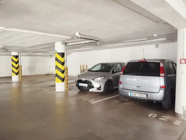 Pronájem garážového stání, Hradec Králové, třída Edvarda Beneše, 6 m2