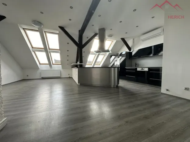 Pronájem atypického bytu, Chomutov, 28. října, 160 m2