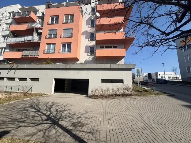 Pronájem garážového stání, Brno, Říčanská, 13 m2