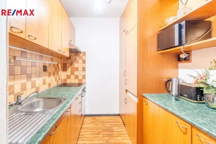 Pronájem bytu 2+kk, Praha - Petrovice, Lessnerova, 43 m2