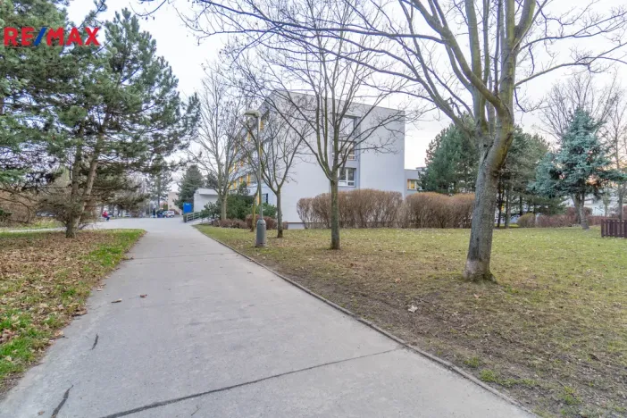 Pronájem bytu 2+kk, Praha - Petrovice, Lessnerova, 43 m2