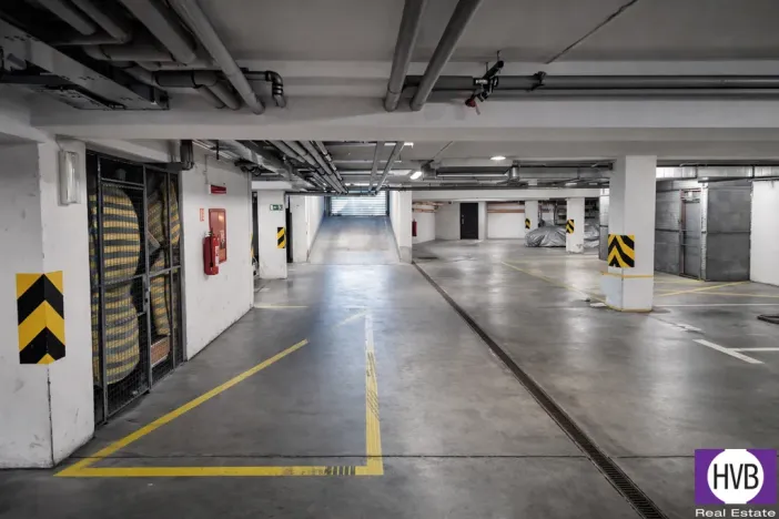 Prodej garážového stání, Praha, Novovysočanská, 13 m2