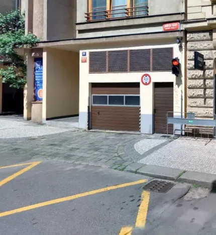 Pronájem garážového stání, Praha - Smíchov, Jindřicha Plachty, 15 m2