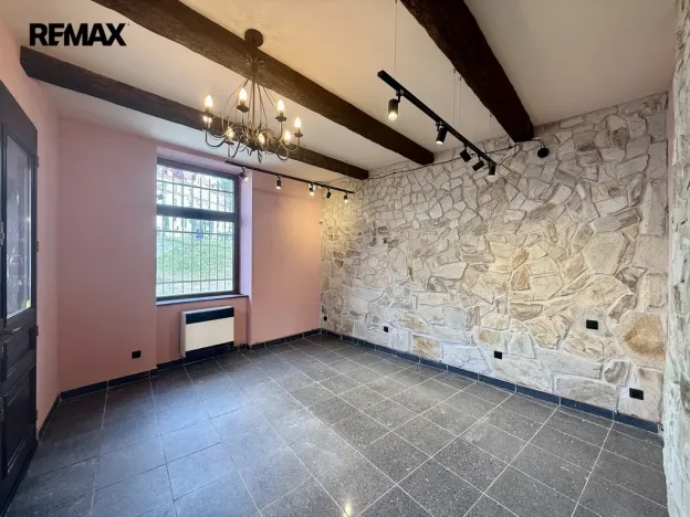 Pronájem obchodního prostoru, Karlovy Vary, Hynaisova, 42 m2