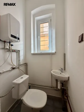Pronájem obchodního prostoru, Karlovy Vary, Hynaisova, 42 m2
