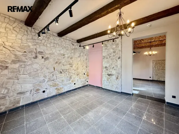 Pronájem obchodního prostoru, Karlovy Vary, Hynaisova, 42 m2
