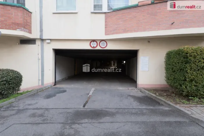 Pronájem garáže, Praha - Žižkov, V kapslovně, 12 m2