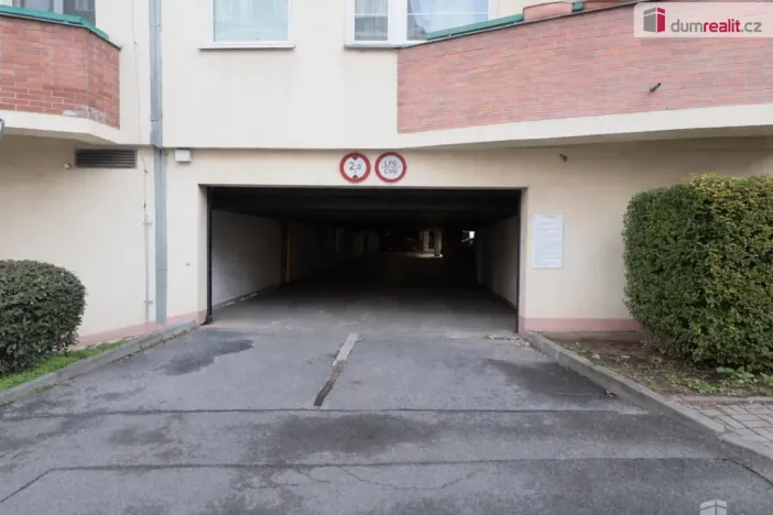 Pronájem garáže, Praha - Žižkov, V kapslovně, 12 m2