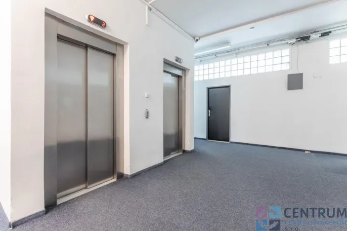 Pronájem kanceláře, Praha - Holešovice, U Pergamenky, 225 m2