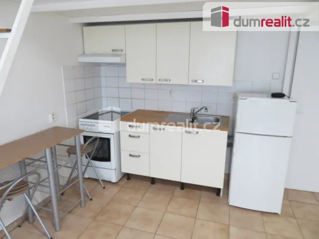 Pronájem bytu 1+kk, Praha - Bubeneč, náměstí Interbrigády, 32 m2