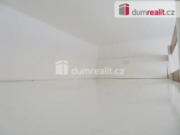 Pronájem bytu 1+kk, Praha - Bubeneč, náměstí Interbrigády, 32 m2