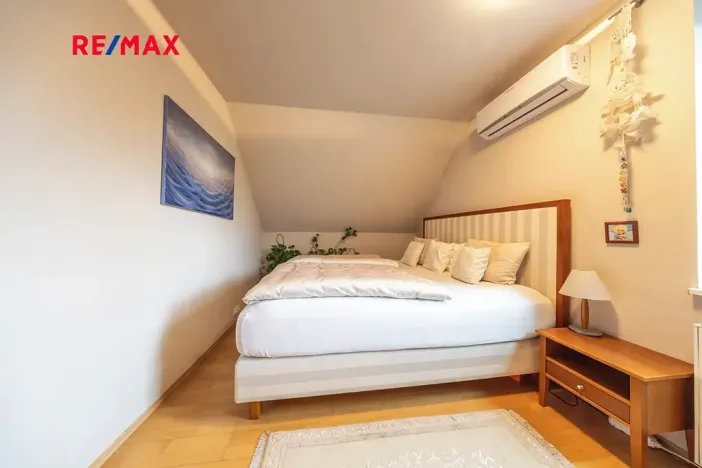 Prodej rodinného domu, Praha - Lochkov, V oudolku, 183 m2