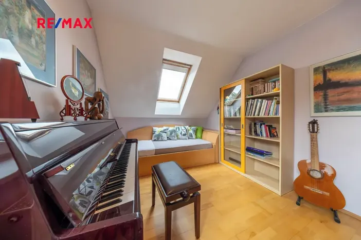 Prodej rodinného domu, Praha - Lochkov, V oudolku, 183 m2