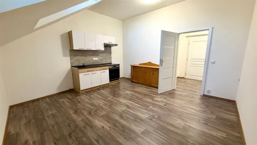 Pronájem bytu 1+kk, Cheb, náměstí Krále Jiřího z Poděbrad, 36 m2