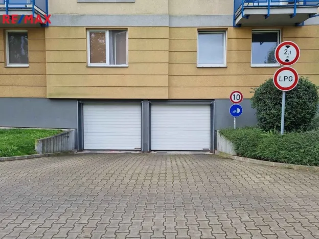 Pronájem garážového stání, Praha - Libeň, Kovanecká, 15 m2