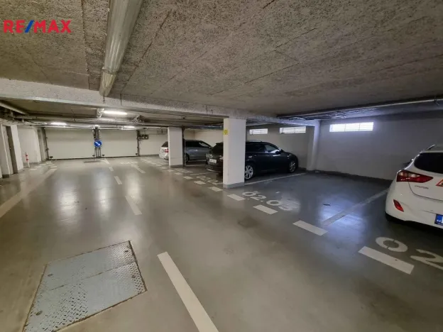 Pronájem garážového stání, Praha - Libeň, Kovanecká, 15 m2