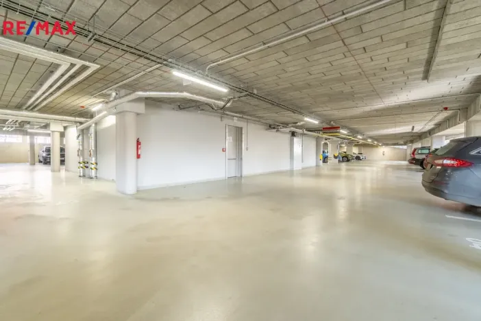 Pronájem garážového stání, Praha - Libeň, Kovanecká, 15 m2