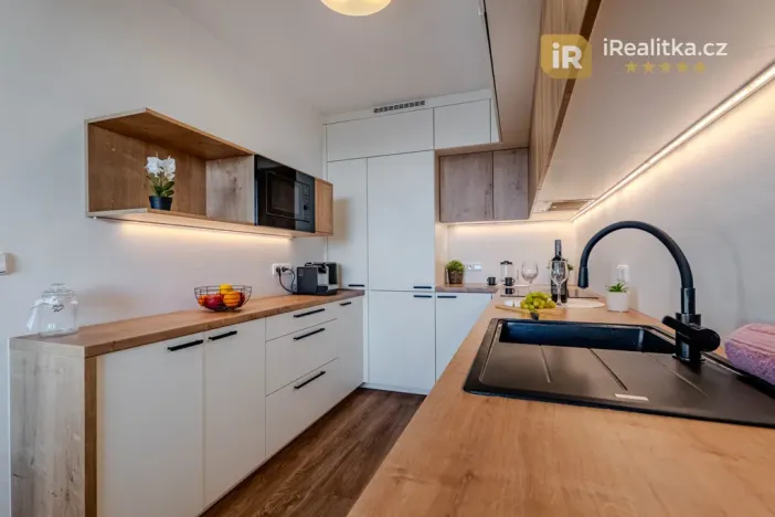 Prodej bytu 3+1, Praha - Kobylisy, Chotovická, 69 m2