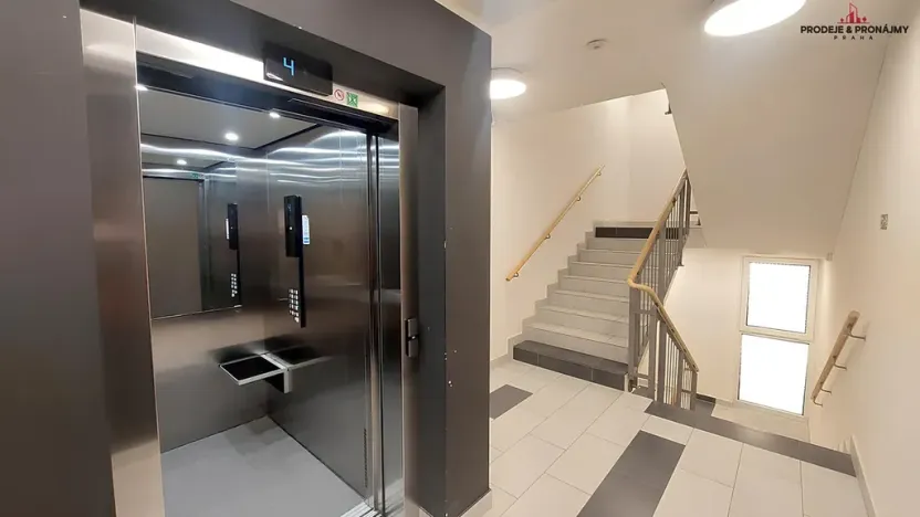 Pronájem bytu 1+kk, Praha - Střížkov, Makedonská, 35 m2