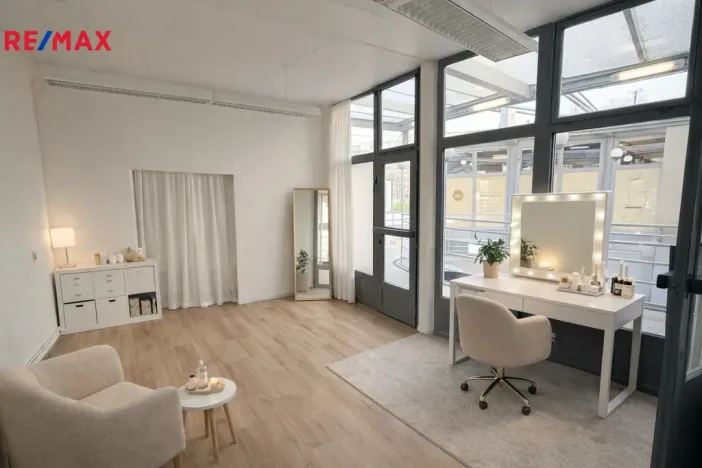 Pronájem obchodního prostoru, Zlín, třída Tomáše Bati, 31 m2