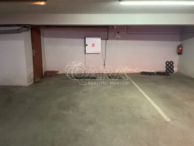 Pronájem garážového stání, Praha, Krymská, 12 m2