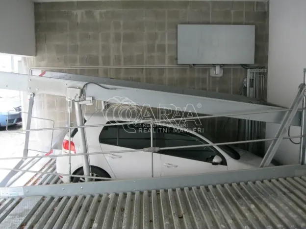 Pronájem garážového stání, Praha, Voroněžská, 15 m2