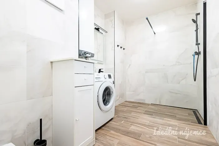 Pronájem bytu 1+kk, Praha, Jaromírova, 35 m2