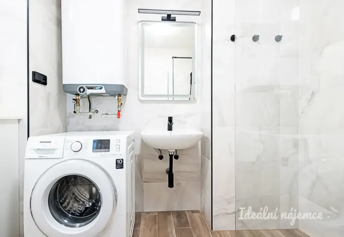 Pronájem bytu 1+kk, Praha, Jaromírova, 35 m2