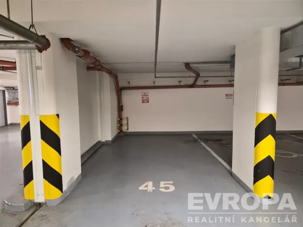 Pronájem garážového stání, Praha - Vršovice, Petrohradská, 16 m2