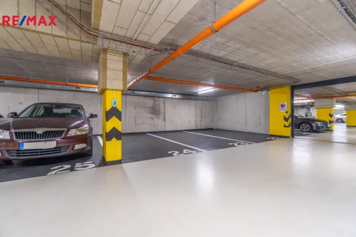 Pronájem garážového stání, Praha - Hrdlořezy, V třešňovce, 13 m2