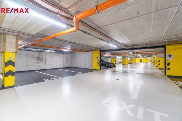 Pronájem garážového stání, Praha - Hrdlořezy, V třešňovce, 13 m2