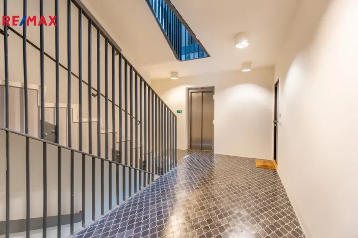 Pronájem garážového stání, Praha - Hrdlořezy, V třešňovce, 13 m2