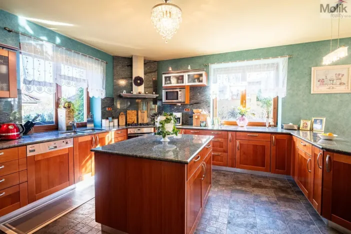 Prodej rodinného domu, Lužice, 372 m2