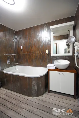 Prodej ubytování, Louny, Mírové náměstí, 530 m2