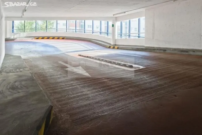 Pronájem garážového stání, Praha, Pešlova, 14 m2