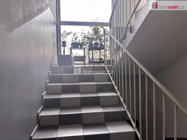 Pronájem atypického bytu, Praha - Horní Počernice, Mezi úvozy, 13 m2