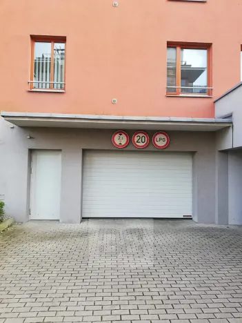 Pronájem garážového stání, Praha - Zbraslav, Pickova, 15 m2