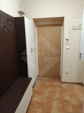 Pronájem bytu 1+kk, Milovice, Kaštanová, 36 m2