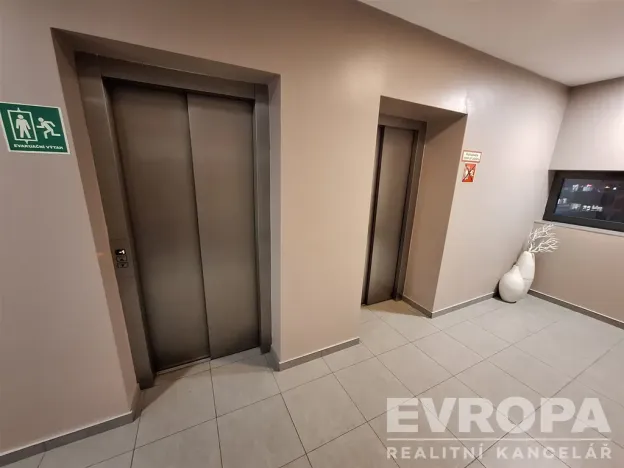 Pronájem kanceláře, Pardubice - Zelené Předměstí, třída Míru, 16 m2