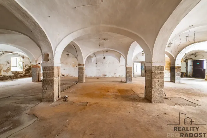 Prodej výrobních prostor, Chudenice, Mírové nám., 1906 m2