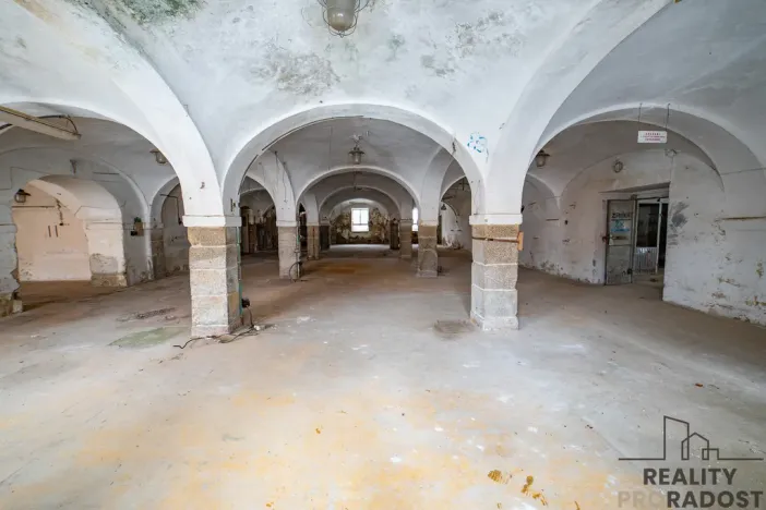 Prodej výrobních prostor, Chudenice, Mírové nám., 1906 m2