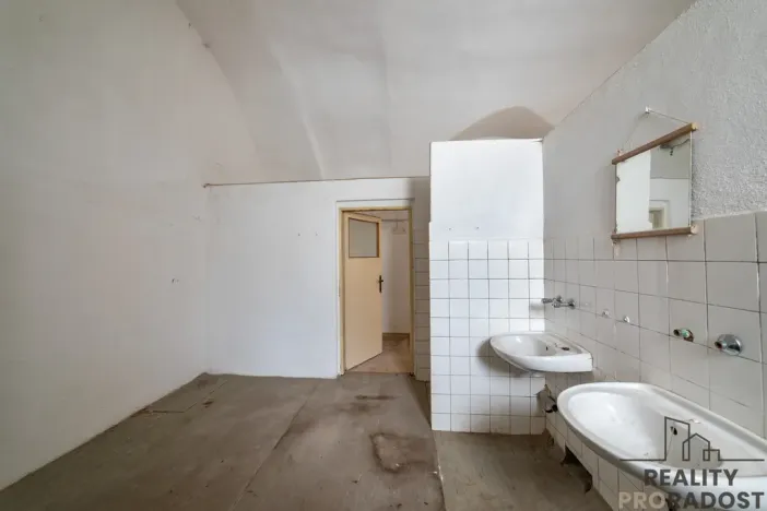 Prodej výrobních prostor, Chudenice, Mírové nám., 1906 m2